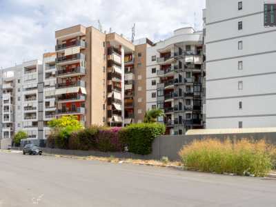 Questa strada a sinistra � fiancheggiata da alti palazzi nati negli anni 70, 80 e 90 del secolo scorso...